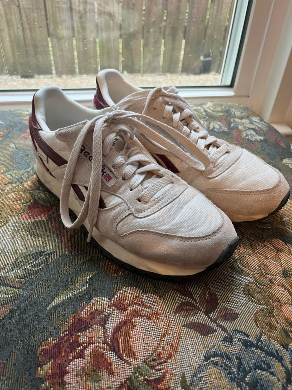Reebok Low-Top Sneakers in White with Burgundy Accents